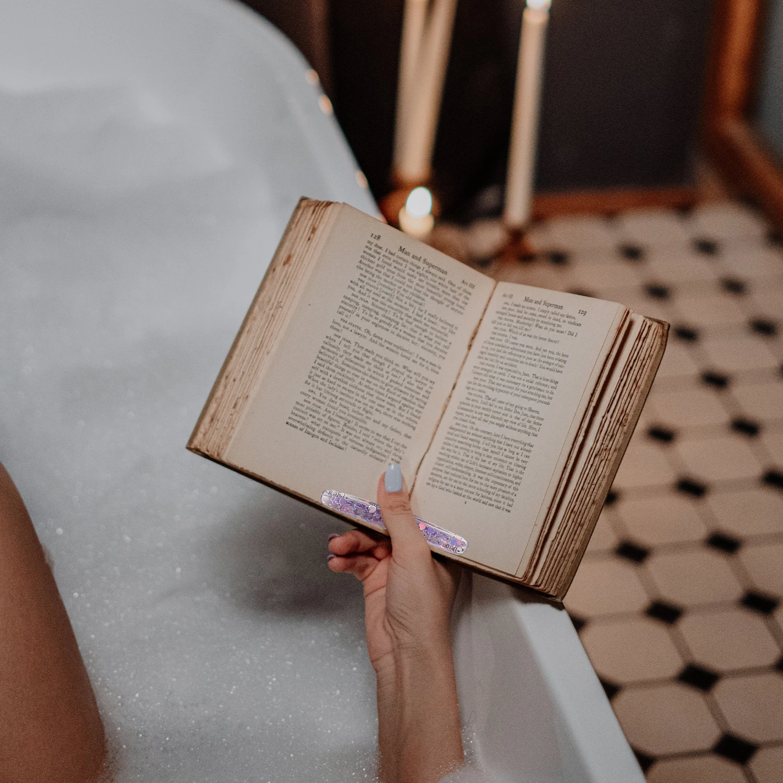 

2 Pcs Resin Bookmarks Thumb Page Holders for Reading Lightweight Portable Anti Wind Book Openers Ideal Gifts Students