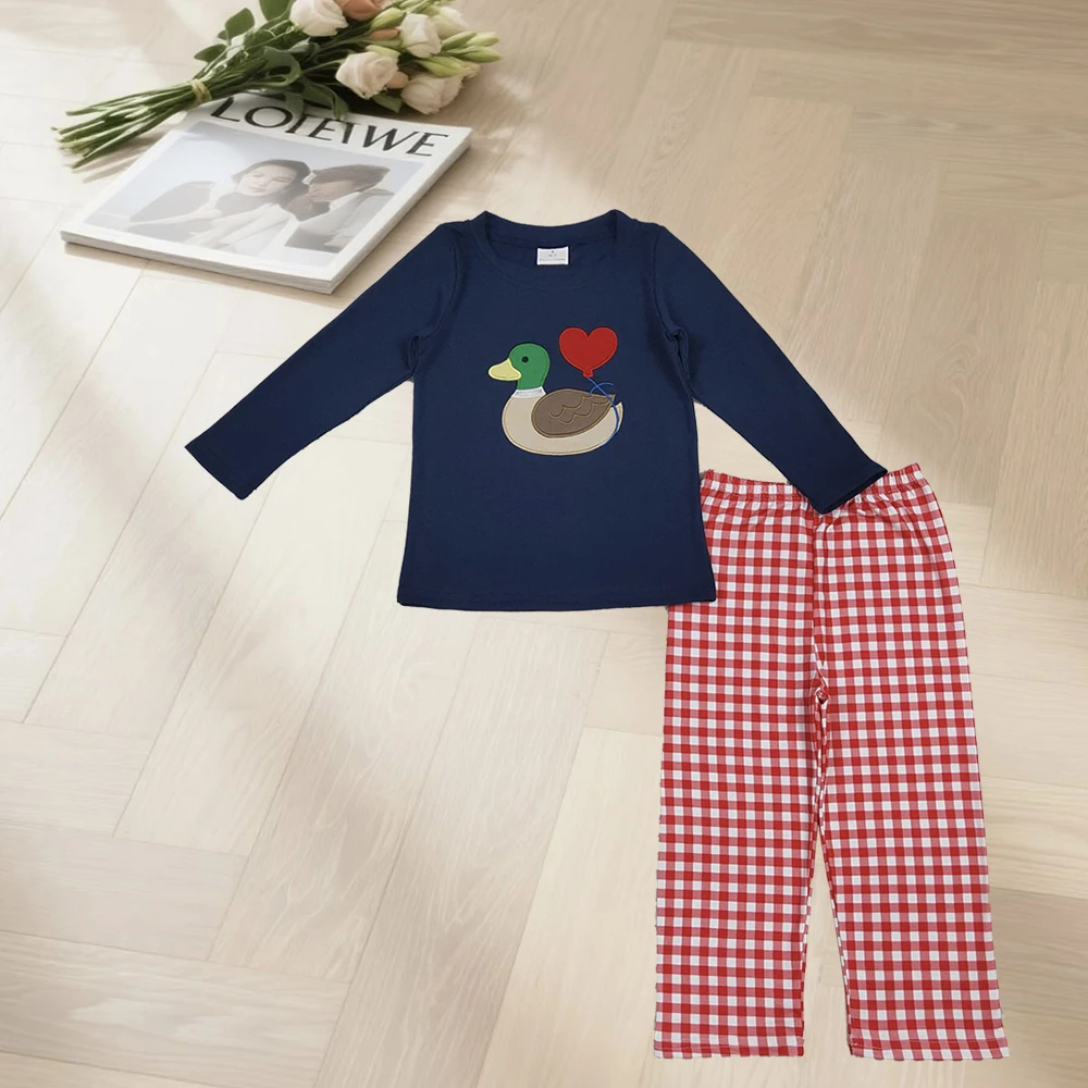 

10,29 одежда для маленьких мальчиков, комплекты одежды с вышивкой в виде сердечек и уток для маленьких мальчиков, темно-синий топ, красные брюки в клетку, комплекты одежды на день Святого Валентина