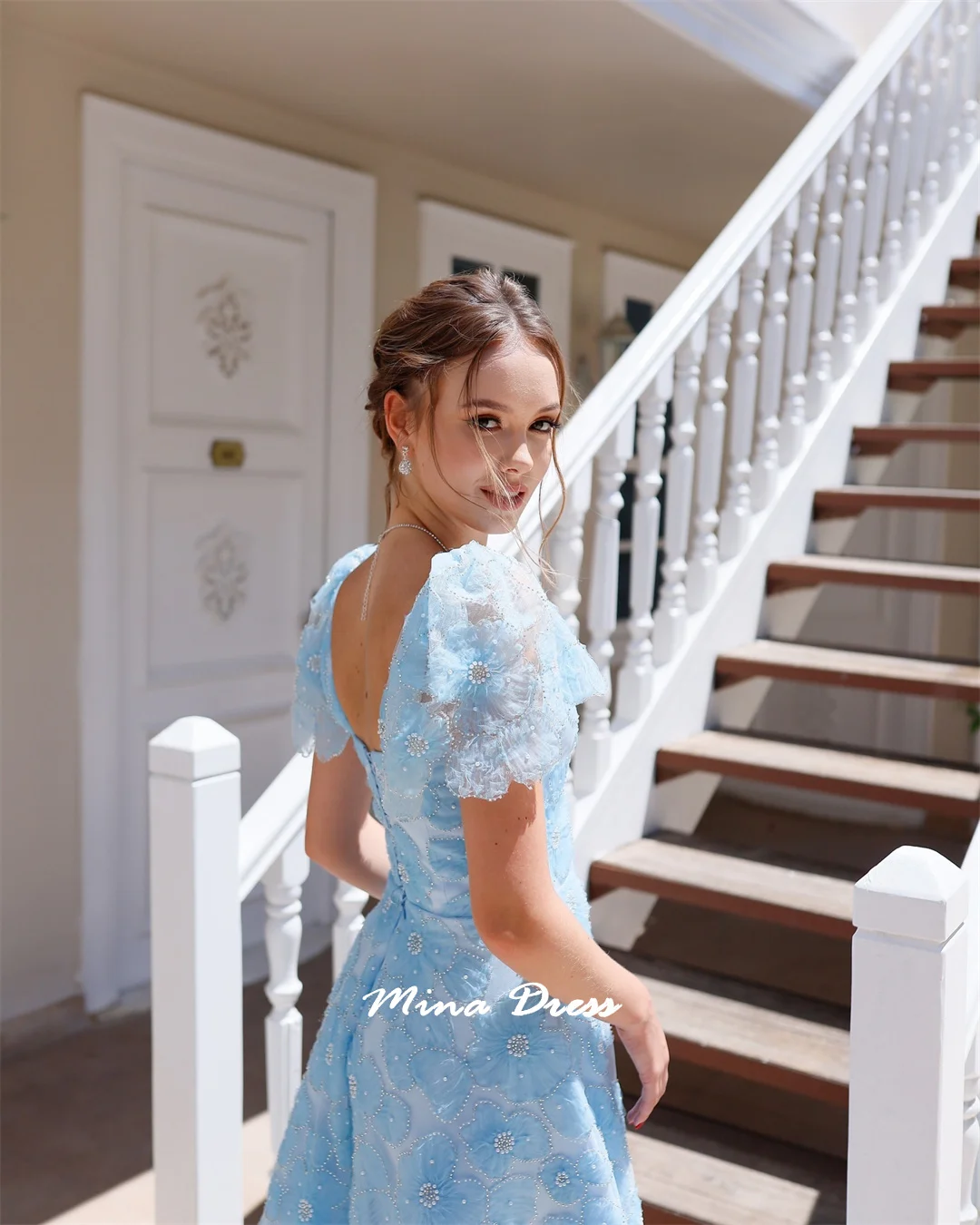 ชุดราตรีสีฟ้าอ่อนแบบสั่งตัดของมิน่า ชุดเดรสงานเลี้ยงสุดหรู ประดับเลื่อม ชุดราตรีผู้หญิงสุดหรูหรา  ชุดราตรีผู้หญิงลายดอกไม้สุดสง่างาม