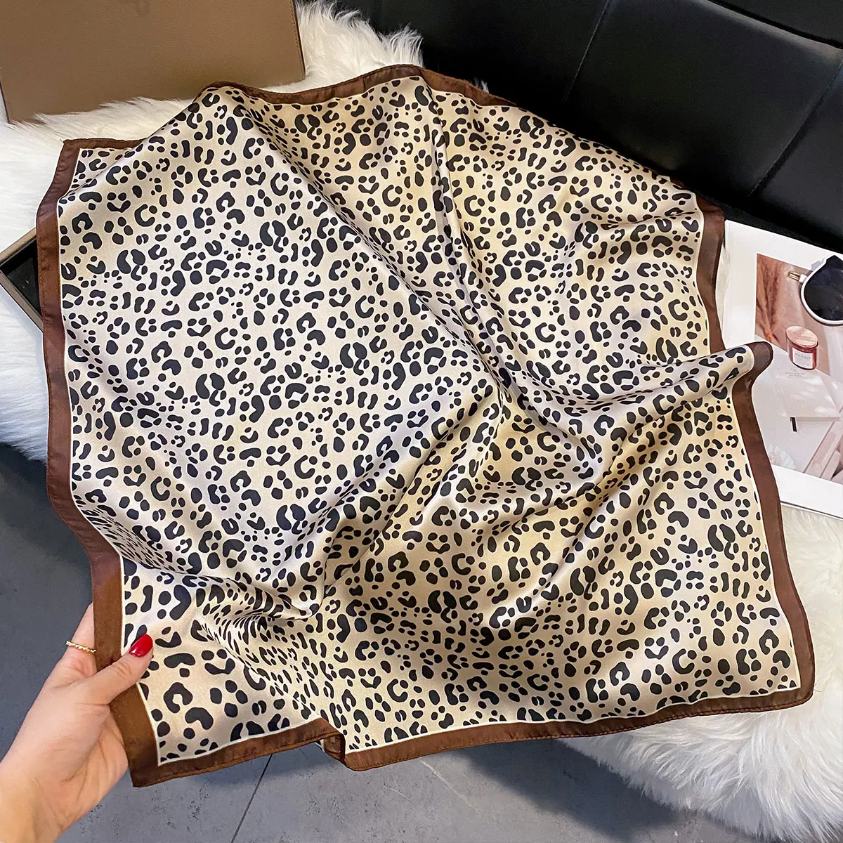 2025 موضة جديدة 70X70cm المرأة وشاح الحرير ليوبارد طباعة وشاح ساحة شال الزخرفية عقال الرقبة الفاخرة تصميم باندانا