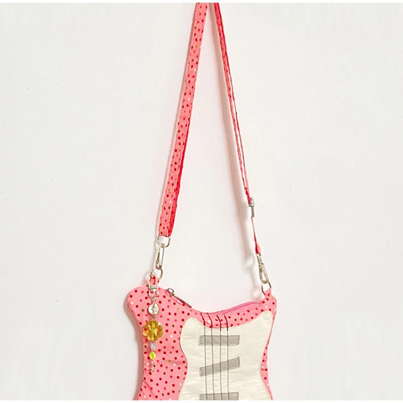 Umhängetasche in Gitarren-/Bassform, Handtasche aus Stoff mit vierblättrigem Kleeblatt- und Polka-Dot-Knopf-Design, leichte Freizeittasche – Detail 3