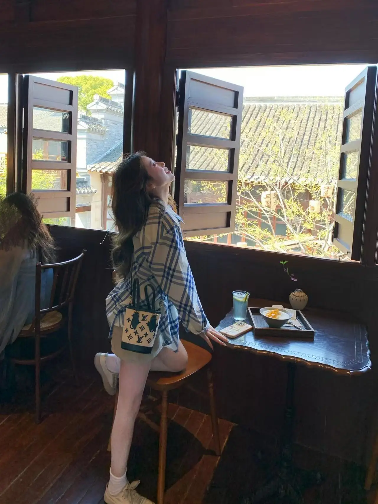 

Синяя клетчатая длинная свековая свободная защита от солнца, удобная дышащая женская одежда из чистого хлопка для поездок на работу, деловая повседневная одежда