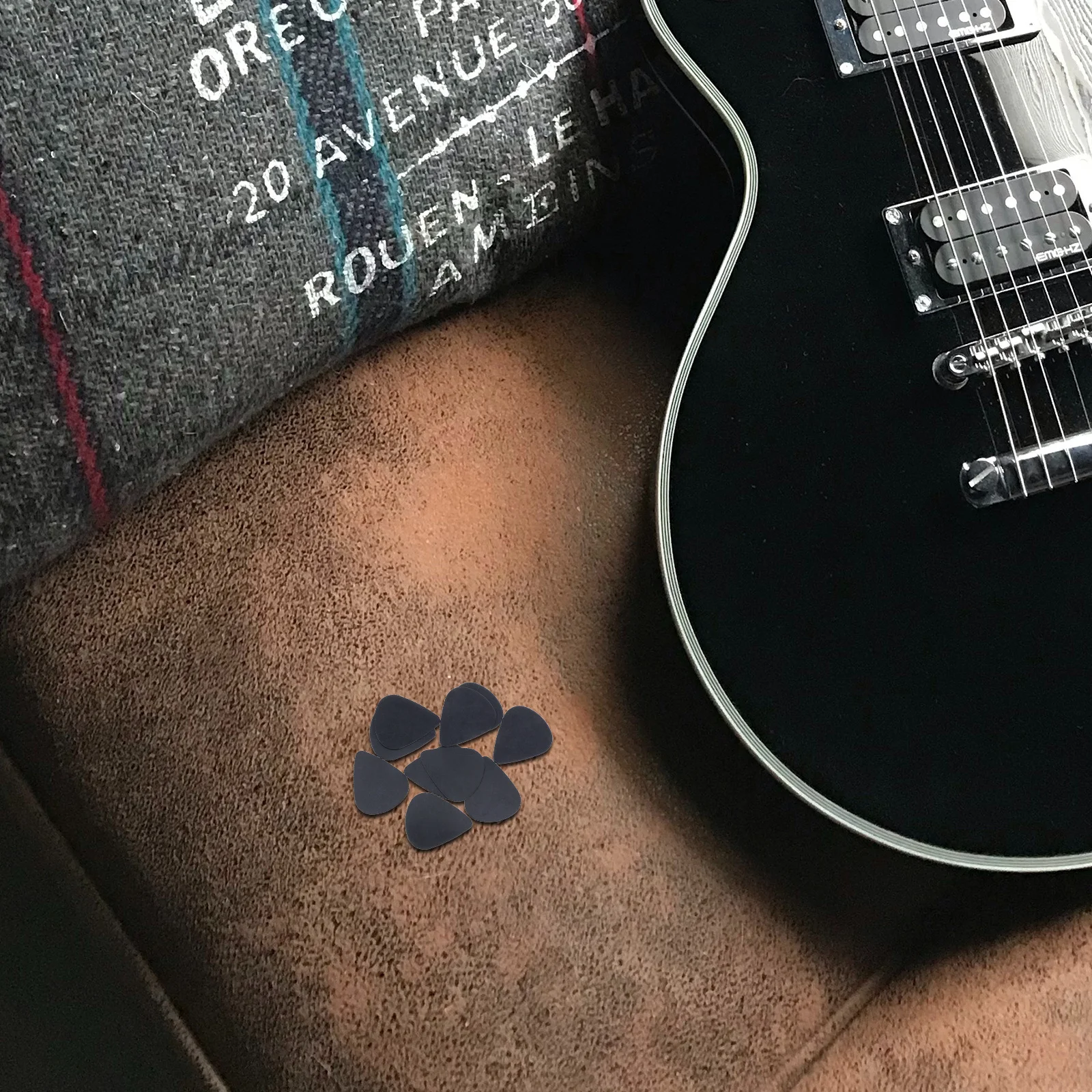 

10Pcs Black Guitar Picks Thin Celluloid Bright Tone for Acoustic Electric Bass Guitar Beginners Professionals Performance