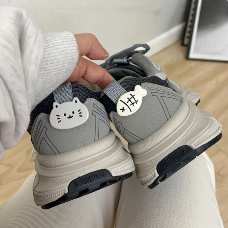 ​ أحذية رياضية نسائية عالية الكعب 2025 ربيع جديد طالب متعدد الاستخدامات سميكة وحيد تنفس شبكة أحذية للنساء أحذية الموضة