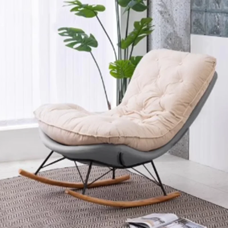 เก้าอี้พักผ่อนสีเบจสำหรับห้องนั่งเล่น ดีไซน์ทันสมัยแบบโยก เก้าอี้เดี่ยวแสนสบาย เฟอร์นิเจอร์ห้องรับแขก