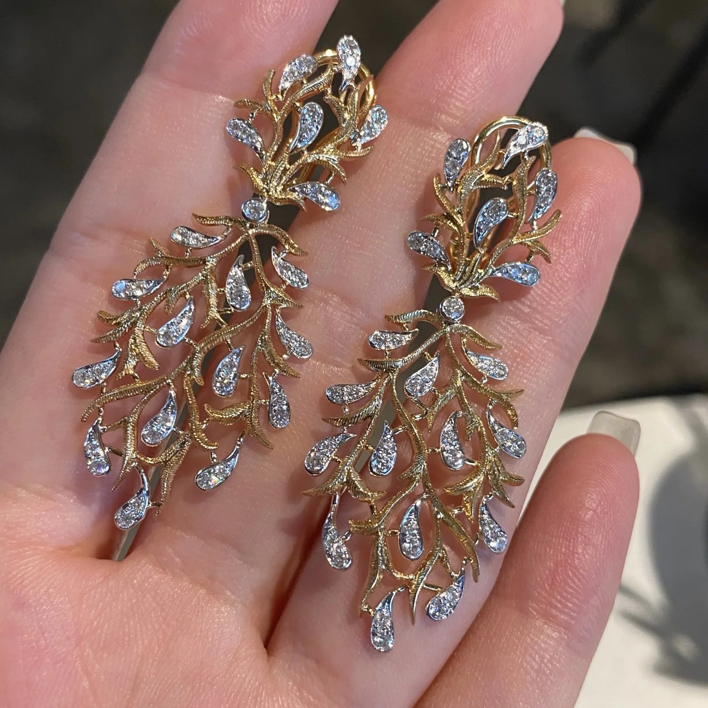 

Foydjew Italian Retro Jewelry Hollow Leaf Design Earrings Micro-inlaid Full Zircon Dangle Earring For Women Banquet Accessories