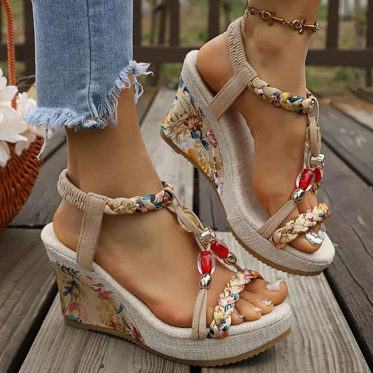 

Винтажные женские сандалии на танкетке с заклепками, летние, на высоком каблуке, на платформе, большие размеры до 43, с пряжкой на щиколотке, пляжная обувь, коллекция 2026 года