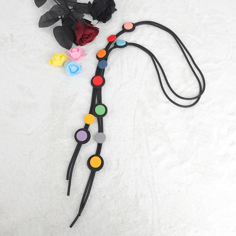 UKEBAY Bunte Anhänger-Statement-Halskette aus Gummi für Frauen, Moderner Boho-Modeschmuck für Party und Alltag, Einzigartiges Design – Detail 4