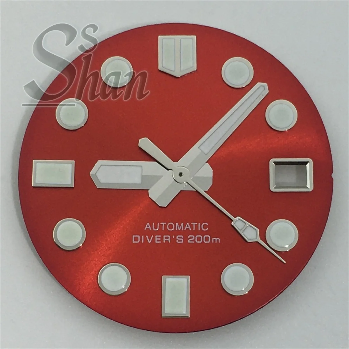 29 mm grünes Leuchtzifferblatt und Zeiger passen auf das NH35-Uhrwerk. Das Datumsfenster passt die 3-Uhr-Krone und die 3,8-Uhr-Krone