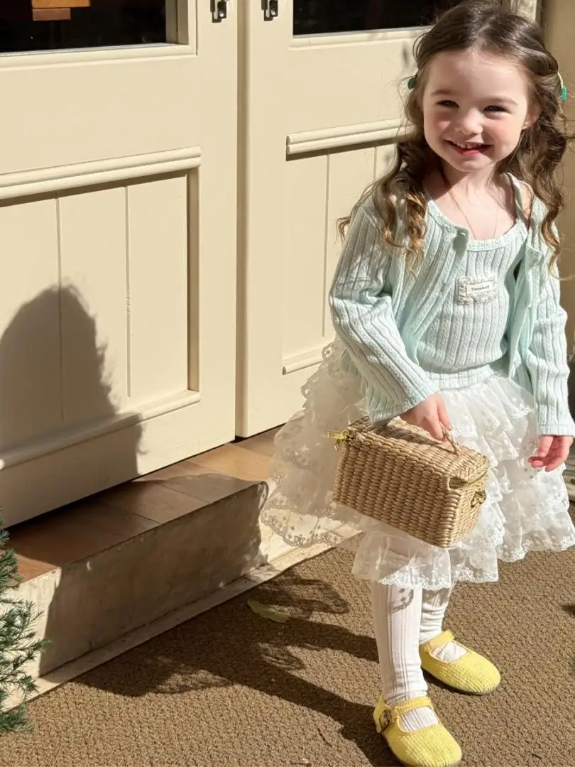 中国デザイナーによる2025年春のファッショナブルなツーピースセット、女の子向けの甘い刺繍入りカーディガンとタンクトップ、レーススカート付き