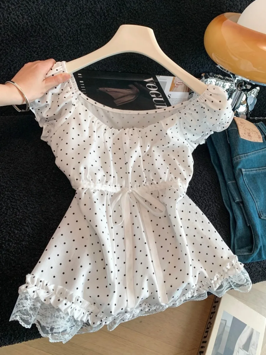 

Женская летняя футболка с кружевными вставками и принтом в горошек, с одним открытым плечом, завязками на талии, укороченная, в стиле кэжуал-шик