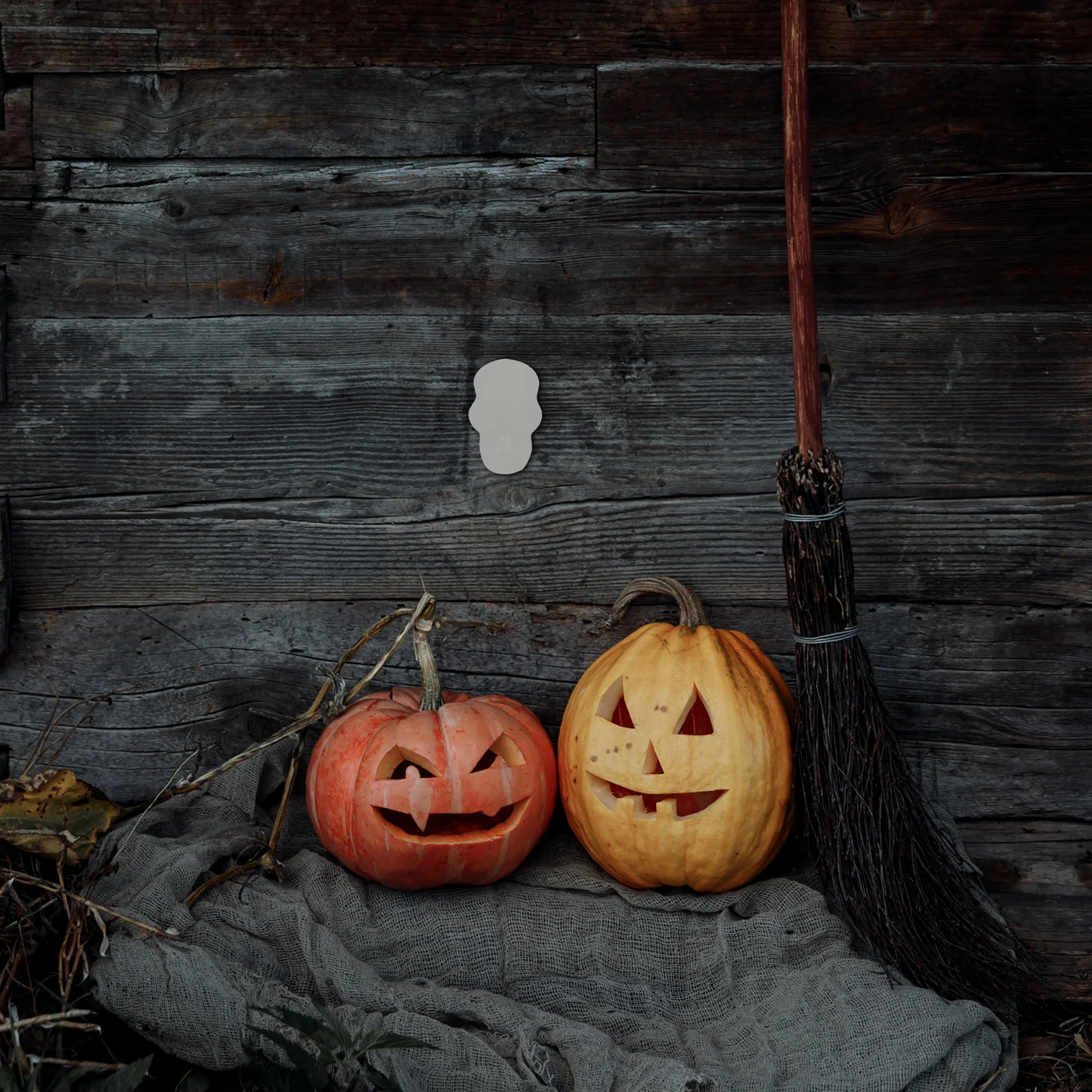 

100Pcs Plastic Mini Skull Ornament Halloween Festival Decoration for Spooky Night Haunted House Skull Props Party Accessory