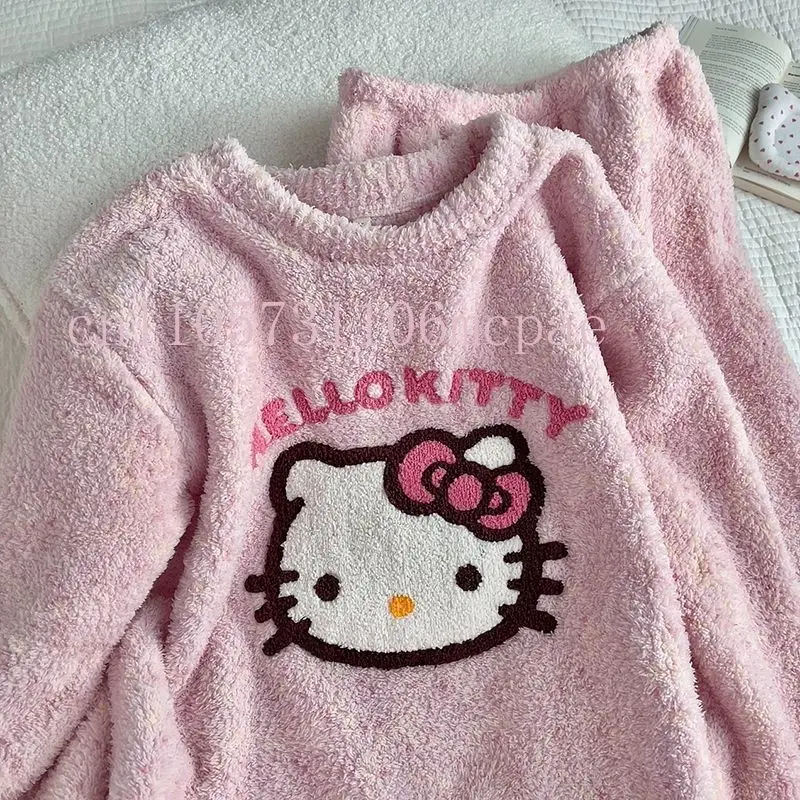 طقم بيجامة MINISO HelloKitty للسيدات 2025 من الحرير الجليدي منقط ملابس نوم مطبوعة برسوم كارتونية لطيفة ملابس نوم منزلية ملابس نوم مريحة