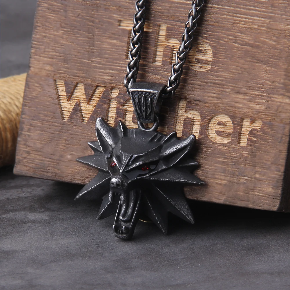 Collar con colgante de juego de caza salvaje Wizard 3 de color gris de acero inoxidable sólido, collar con cabeza de lobo Geralt con caja de madera como regalo para hombres