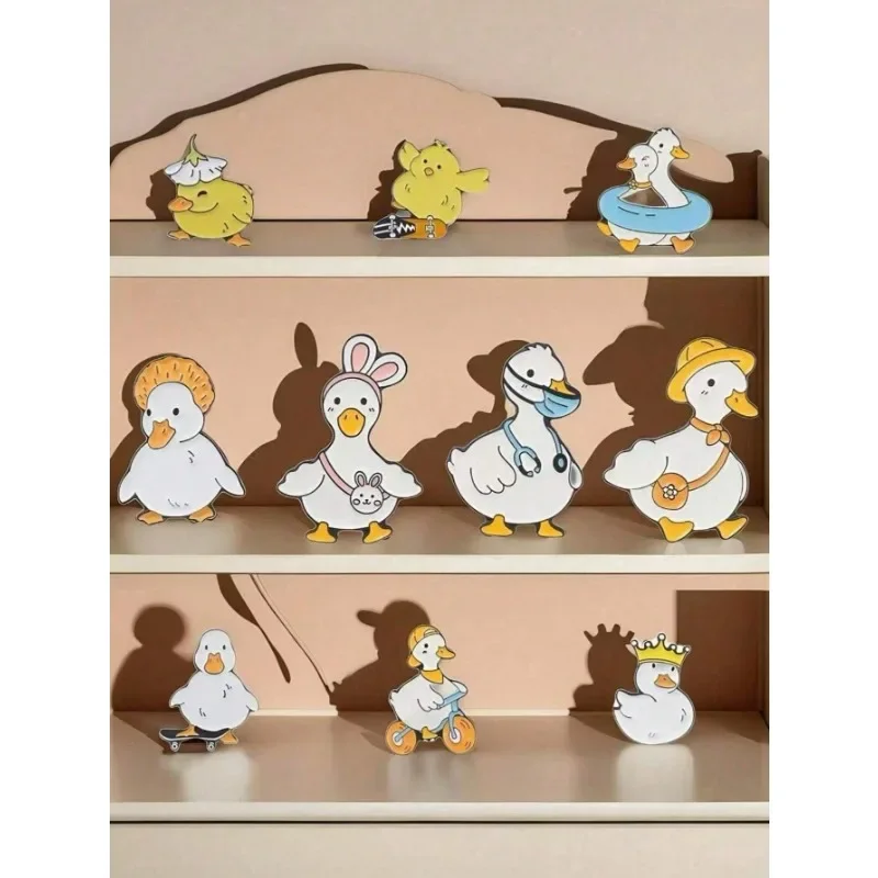 10pcs/set Fashionable Cartoon Cute Duck Shaped Enamel Brooch Badge, Personalized Crown Duck Alloy Badge Brooch
