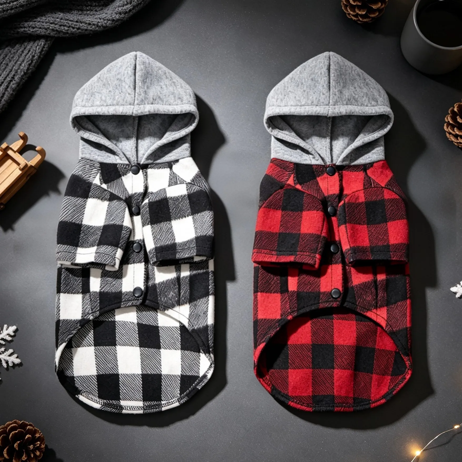 Kleidung für Hunde im Karomuster, Kapuzenjacke für Haustiere, Strickjacke mit Knöpfen für Hunde, Karo-Kapuzenjacke für Haustiere, Oberteil für Hunde mit Tasche. – Detail 2