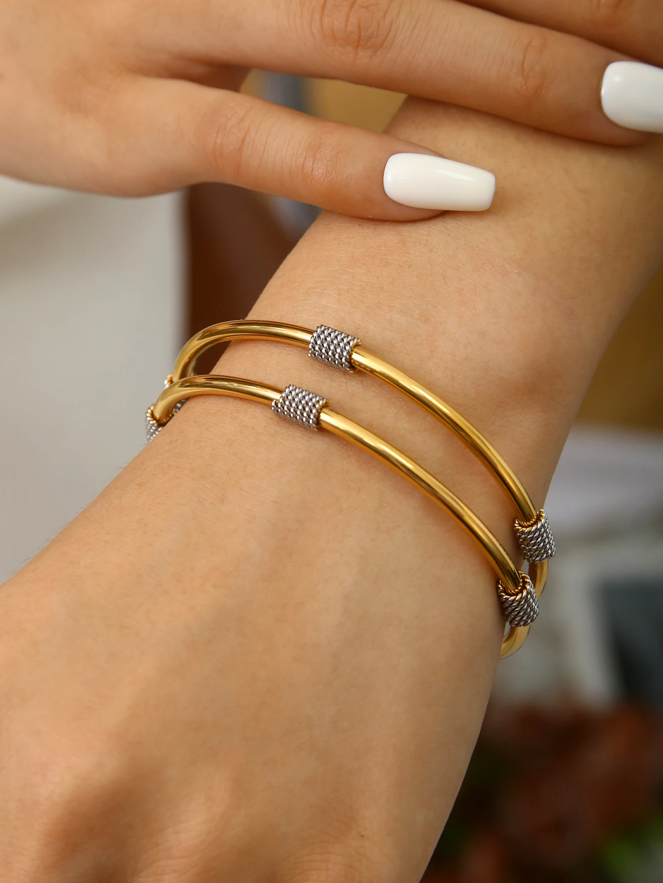 

Простой модный индивидуальный ретро высокоуровневый женский открытый браслет из нержавеющей стали 18-каратного золота с геометрическим рисунком C-образной формы