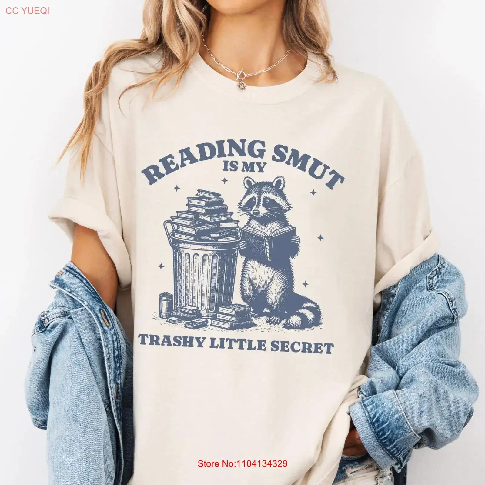 Retro Funny Raccoon Smut Reader T Shirt Vintage Trash Panda For Book Lovers Oversized Y2K Humor Reading s vintage Washed Casual