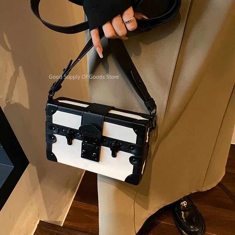 Женская квадратная сумка 2024, трендовая кожаная модная роскошная сумка на плечо, женская сумка через плечо с заклепками и буквами, маленькая сумка через плечо высокого качества