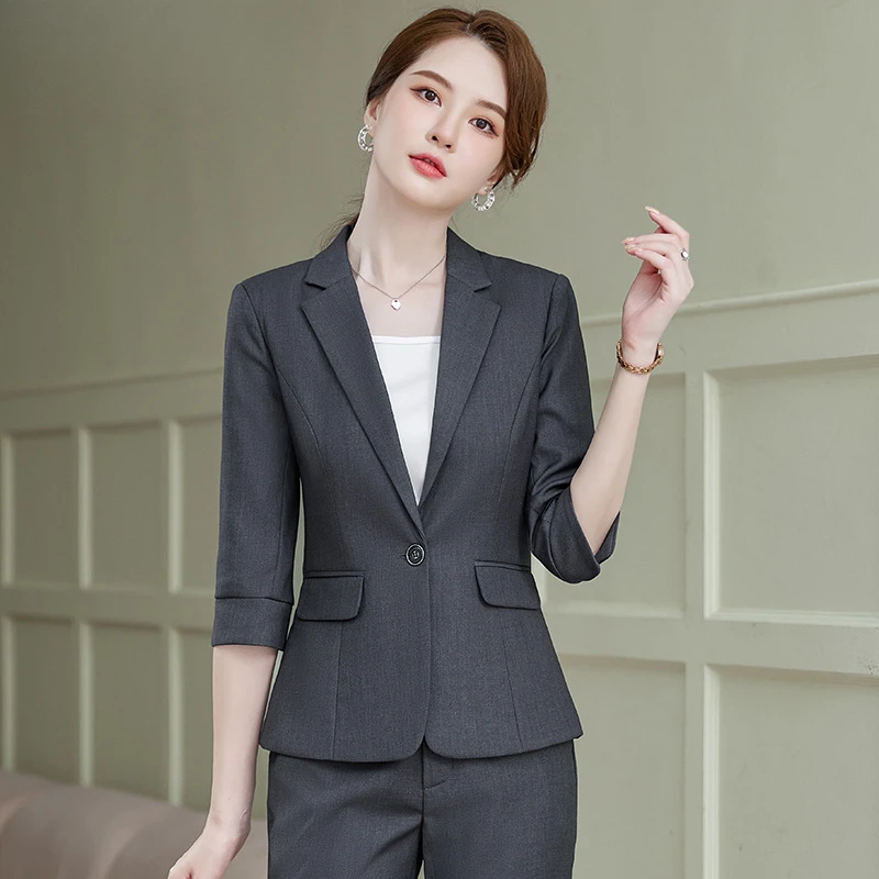 

Новый женский деловой костюм 2026 года: пиджак с рукавом до локтя и брюки для офиса
