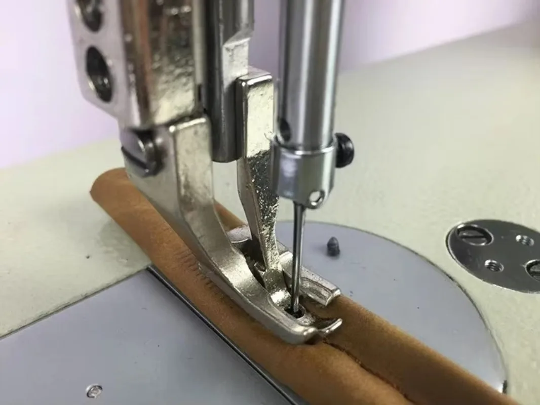 الإلكترونية الجديدة النموذجية الضغط المشي القدم تي شيرت الجينز حقيبة جاك ستيتش اليد غرزة ماكينة خياطة مستقيم الصناعية