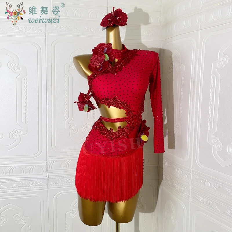 ชุดเต้นลาตินสำหรับผู้หญิง งานแข่งขันระดับสูง กระโปรงทรงเข้ารูปสีแดงประดับกลีบดอกไม้ ดีไซน์เว้า  สำหรับการแสดงซัมบ้าแบบมืออาชีพ ประดับคริสตัล