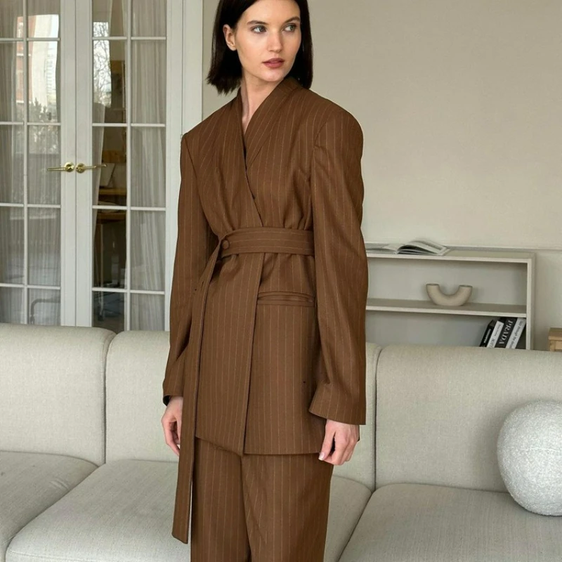 

Новый стиль, высококачественный костюм с v-образным вырезом и длинными рукавами, поясом, топ, широкие брюки, комплект из двух предметов, полосатый костюм для женщин, весна-осень 2026, весна-осень
