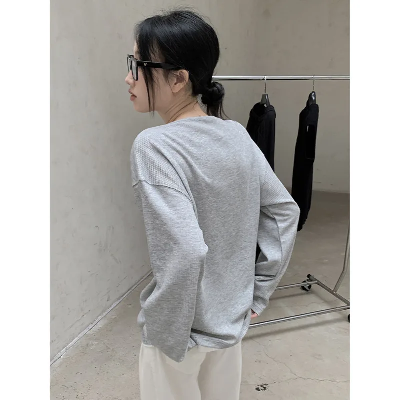 [فيبي] تي شيرت نسائي رمادي بأزرار مقسمة بألوان كبيرة الحجم تي شيرت جديد برقبة دائرية وأكمام طويلة موضة المد ربيع الخريف 2025