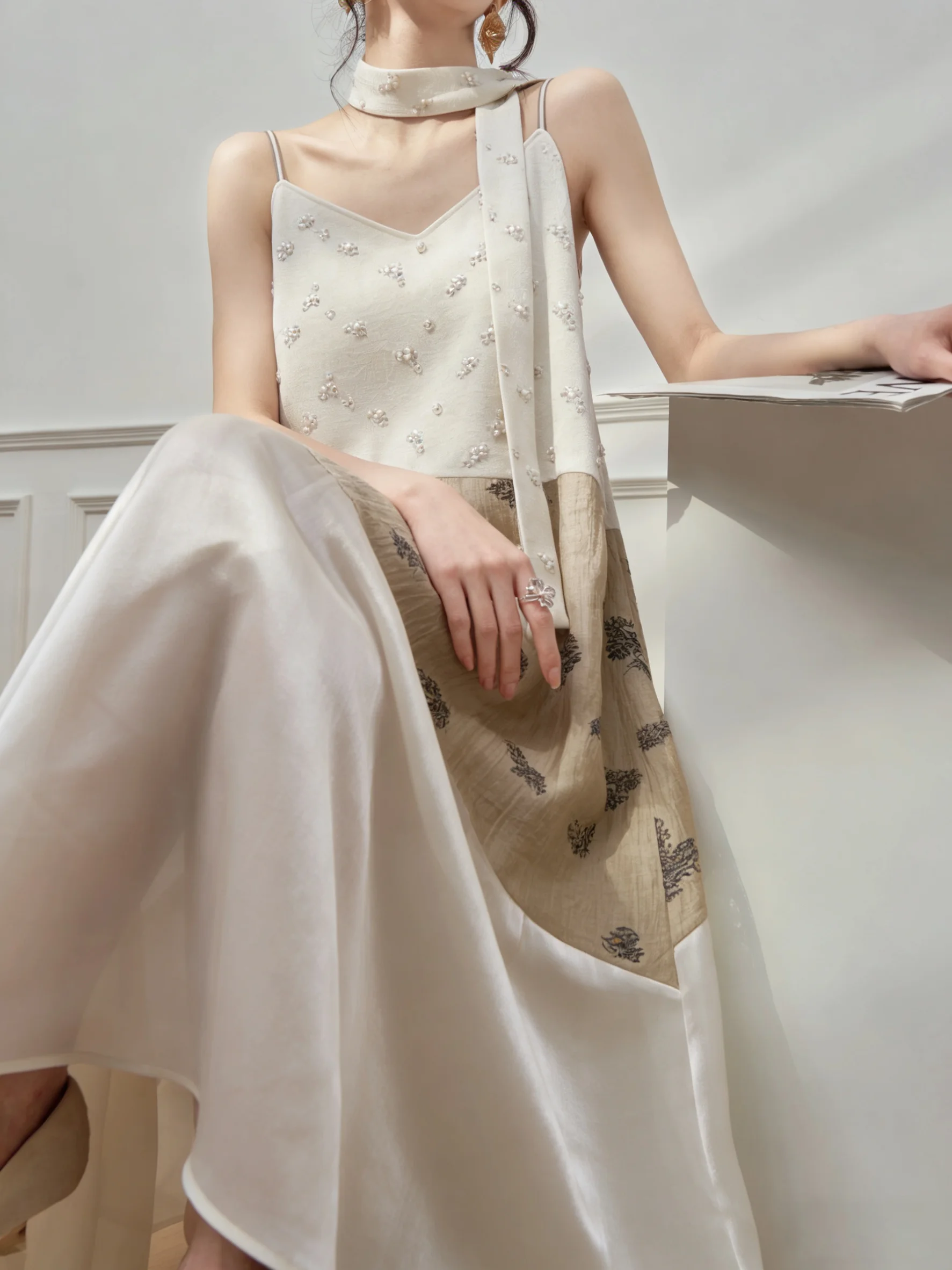 

Новое женское летнее платье 2026 года для пляжного отдыха, с богатой отделкой, на бретельках, элегантное, длинное, во французском стиле, с завышенной талией, А-силуэт