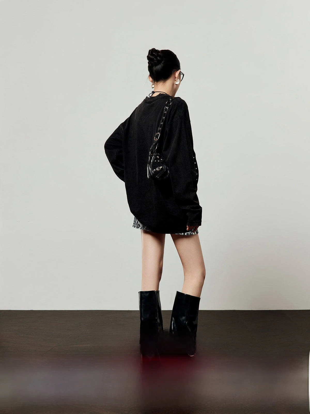 

Женская футболка свободного кроя с круглым вырезом и длинными рукавами, новинка весенней коллекции, с принтом в виде леопардового узора, повседневный удобный хлопковый топ