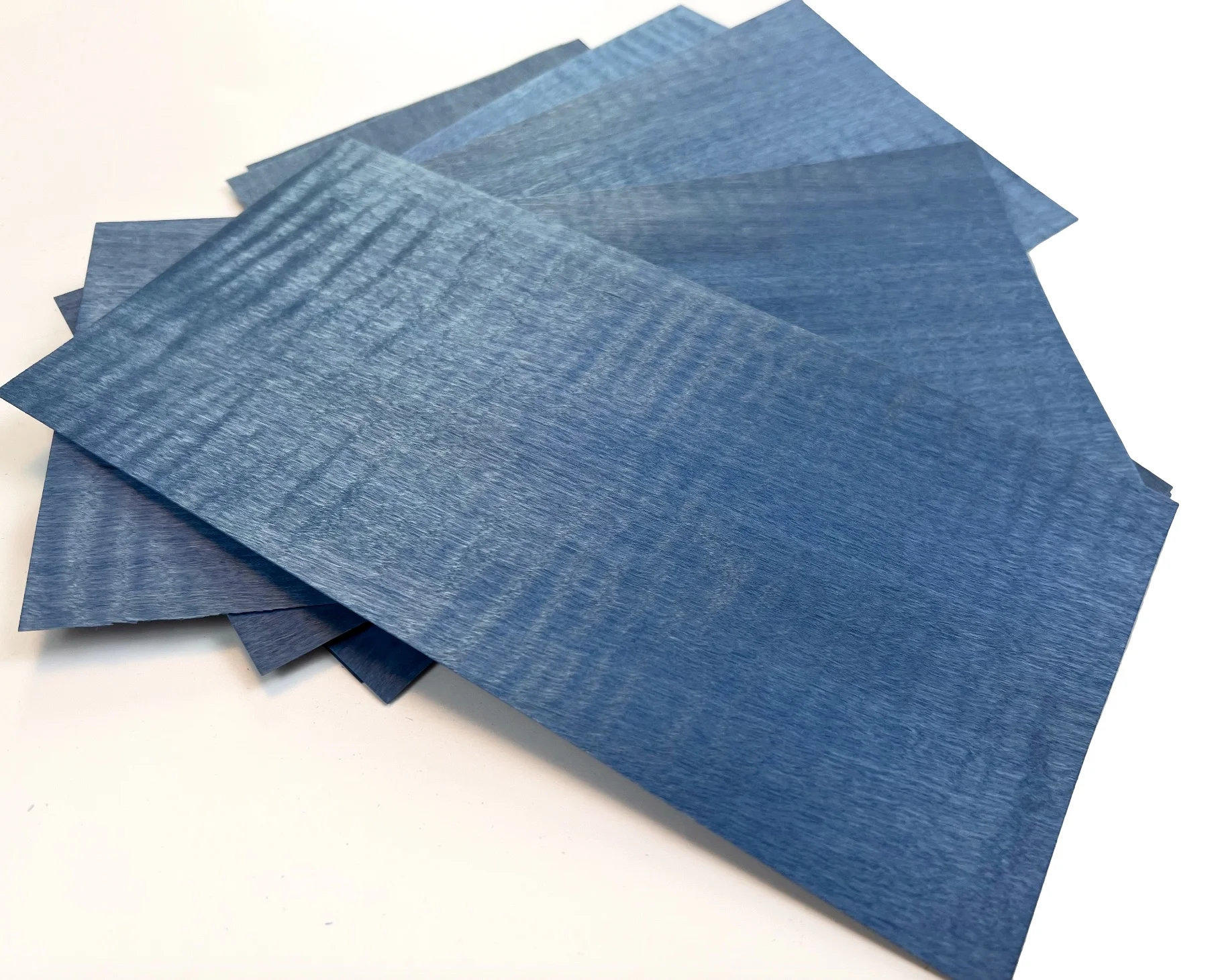 5 pz/lotto Lunghezza: 200x100mm Spessore: 0.4-0.5mm Blu Arce Ombra Tinta Impiallacciatura Puro Solido Marquet Impiallacciatura di Legno Copriletto
