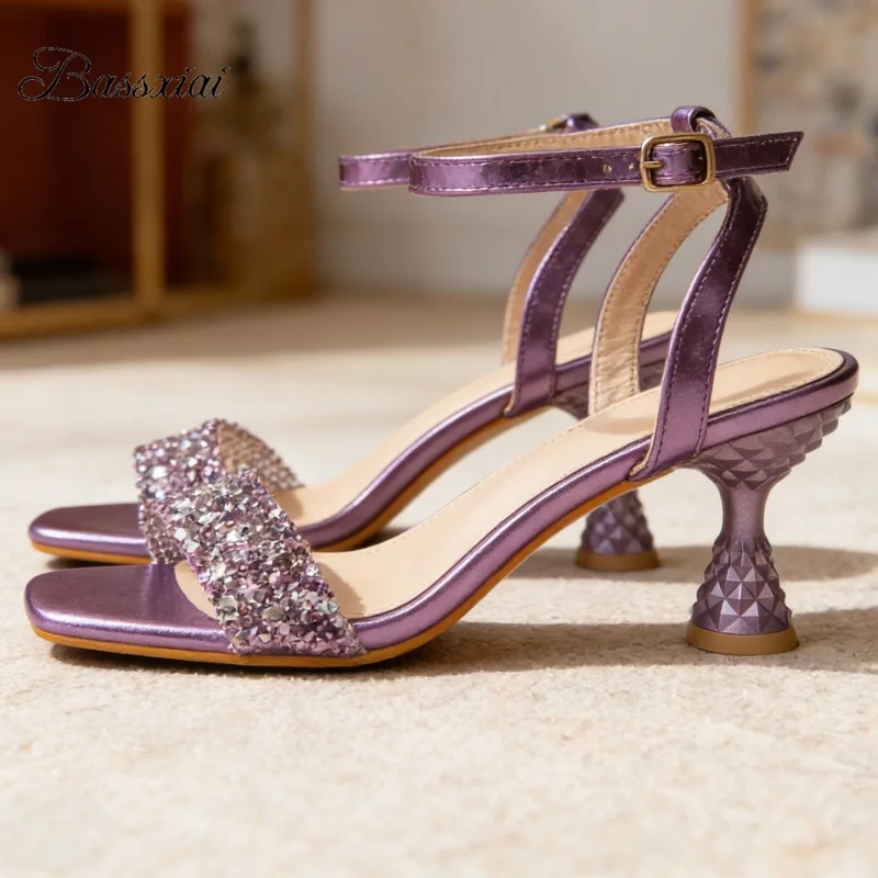 

Модные фиолетовые босоножки на высоком каблуке с пайетками, прозрачные ремешки, современная летняя обувь для девушек.
