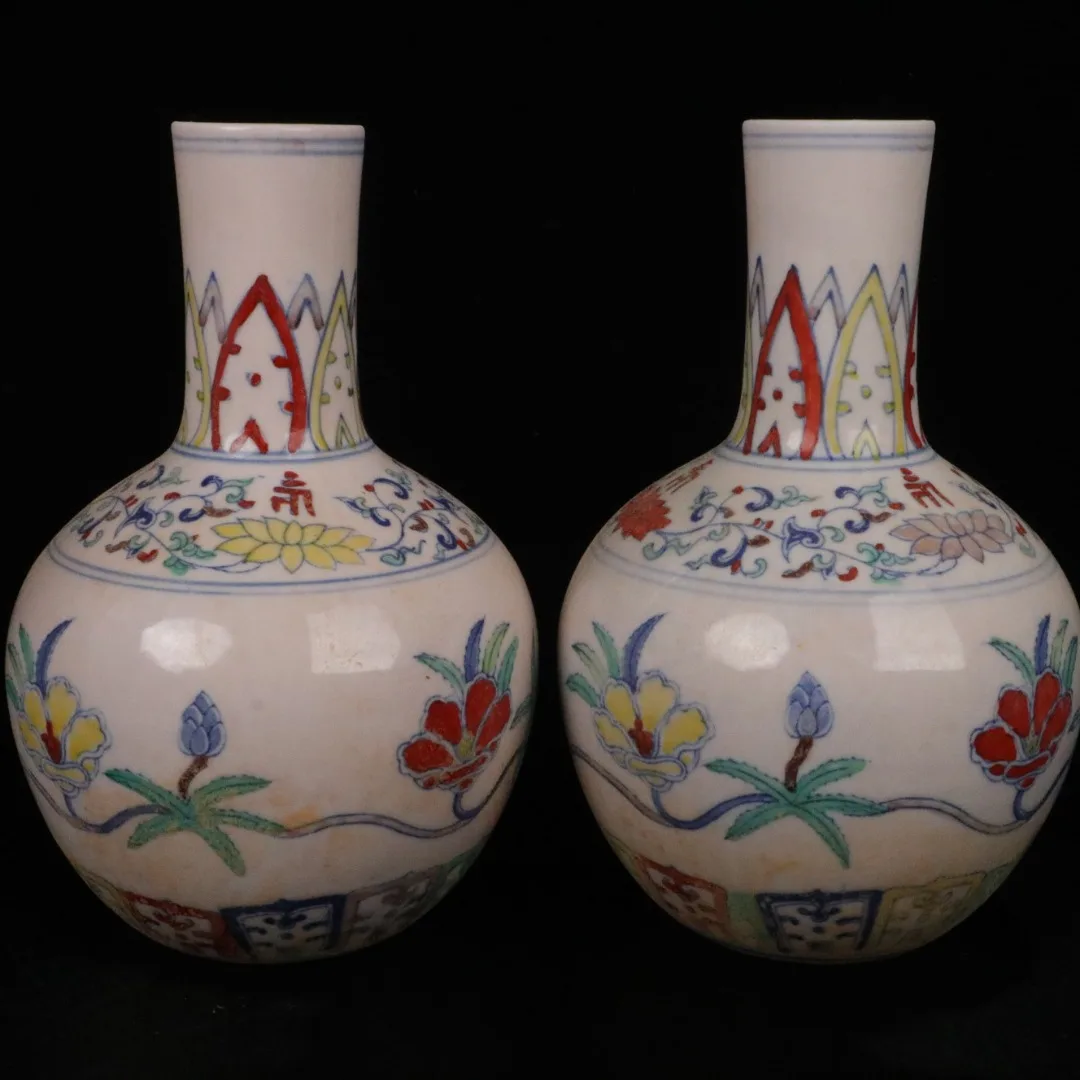 

Jingdezhen Antique Porcelain Ornament with Colorful Flower Pattern Pattern Celestial Sphere Bottle