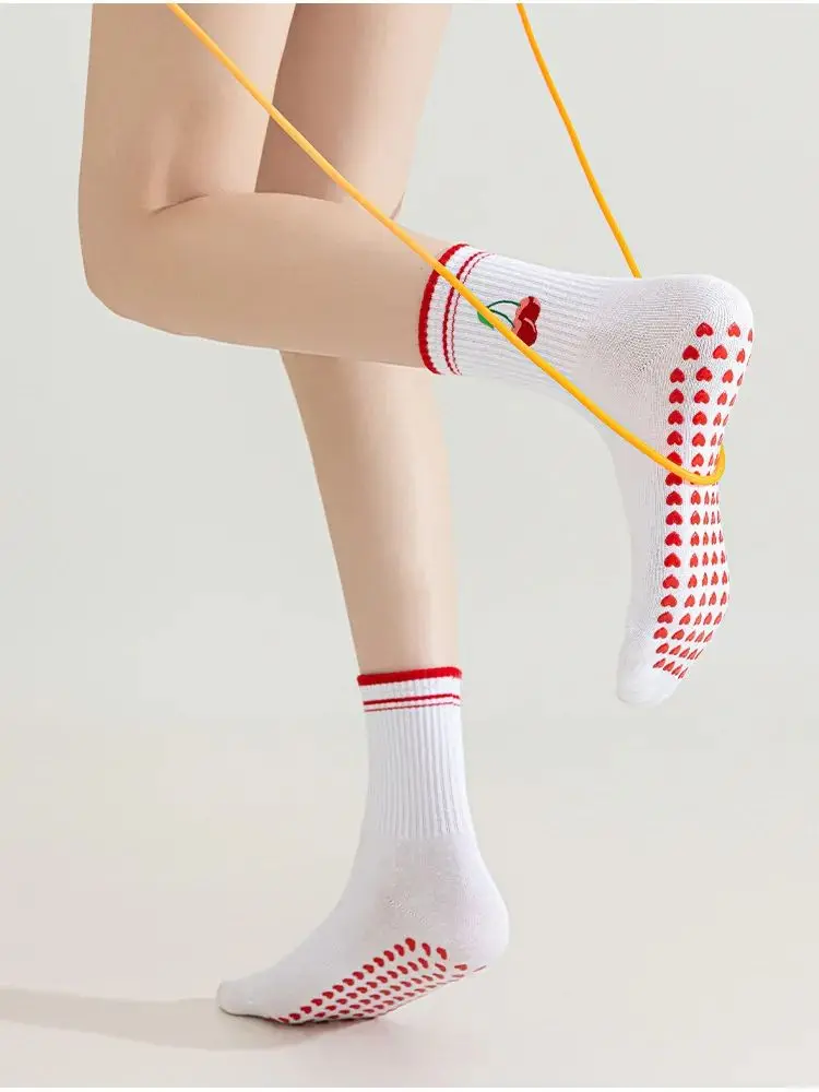 Chaussettes antidérapantes en Silicone cerise pour femmes, chaussettes de Yoga, mignonnes, de Ballet, de Pilates, de sport, de Fitness, respirantes