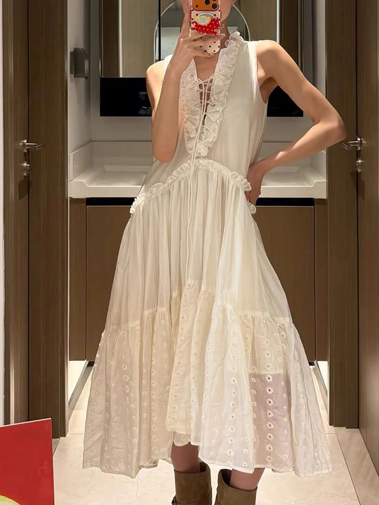 Sleeveless V-neck beaded strapless dress for women. Layered cake-shaped skirt with openwork embroidery and fairy-like design.