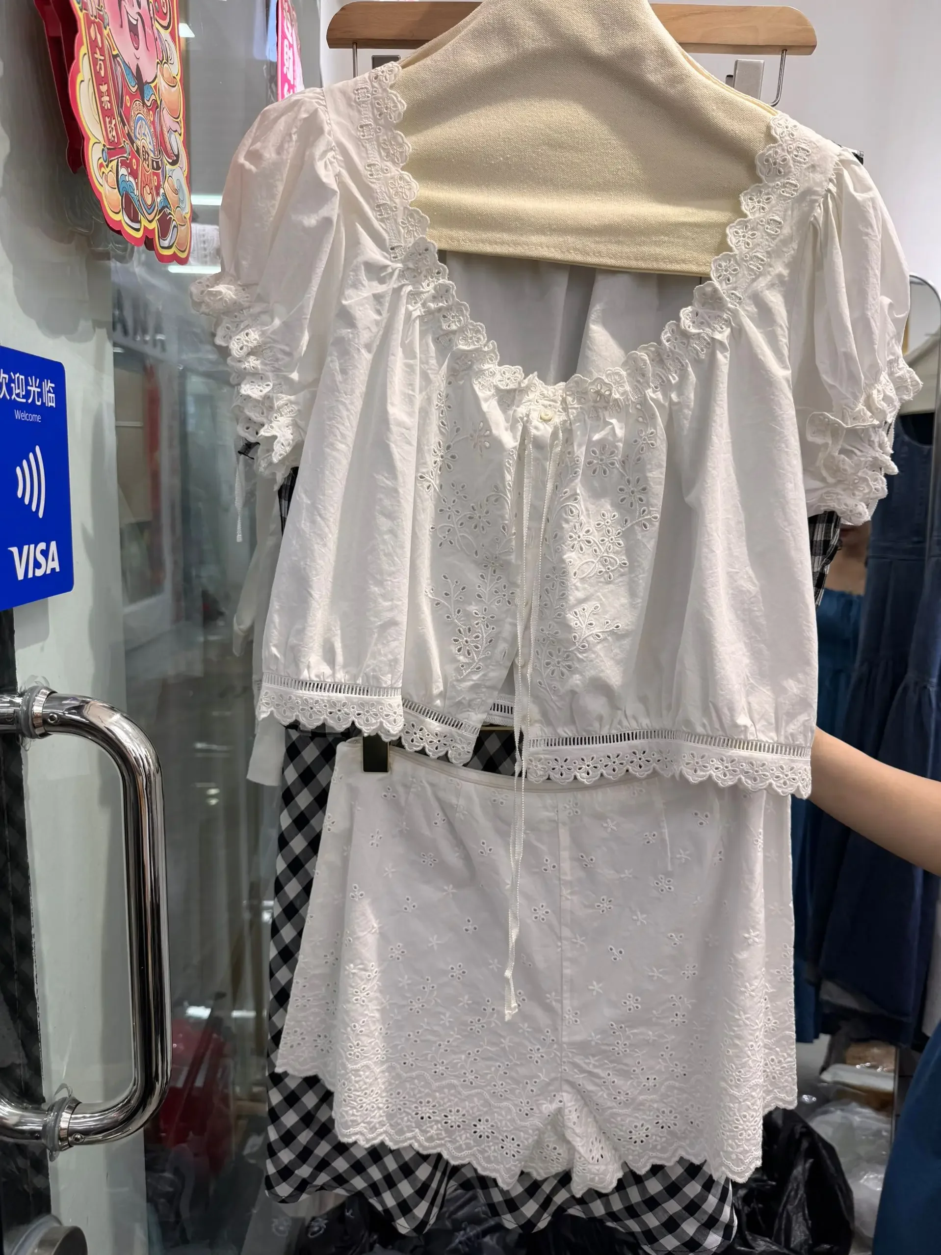 속이 비치는 자수 여성용 흰색 세트 레이스 엣지 라운드넥 퍼프 소매 싱글 브레스티드 셔츠 + 하이웨이스트 쇼츠 코튼 슈트