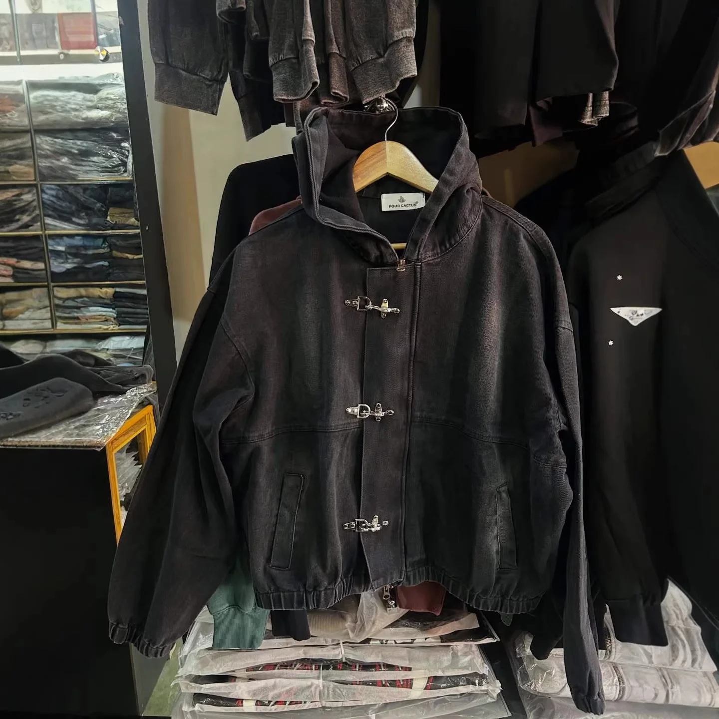 Übergroße, lockere Kapuzenjacke für Damen, einfarbig, schwarz, mit Metallverschluss-Design, kurzer Bombermantel, elastischer Saum, lässige Streetwear-Oberbekleidung