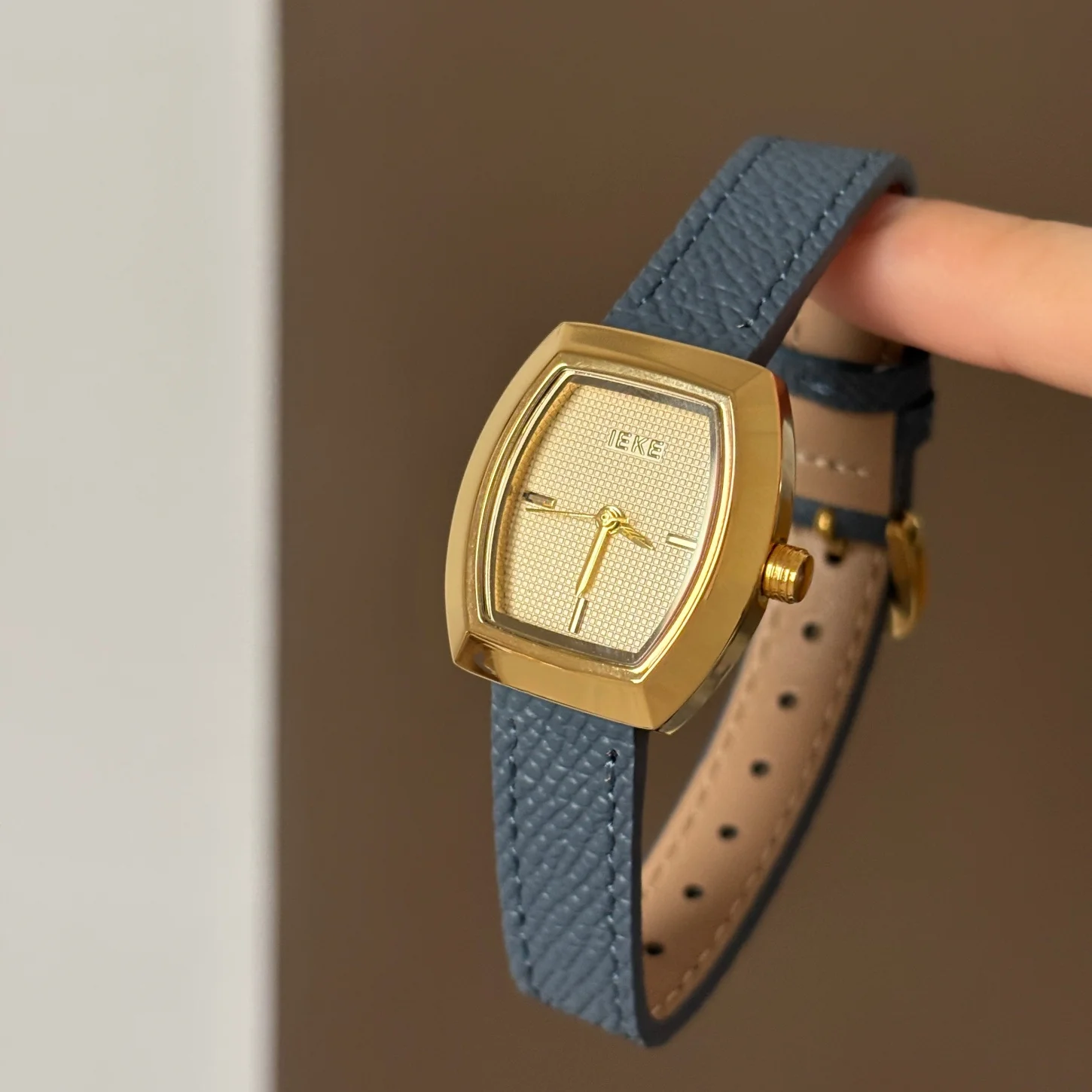 

High-end tonneau-shaped mesh watch for women, elegant and versatile, fashionable quartz wristwatch, women's accessory.