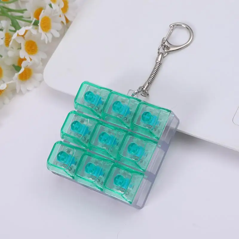 Mini-Fidget-Tastatur-Schlüsselanhänger mit bunten transparenten klickbaren Tasten zur Stresslinderung für den täglichen Gebrauch im Büro und in der Schule. – Detail 3
