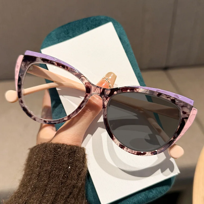 Modische photochrome Presbyopie-Brille mit Katzenaugenmotiv für Damen, bequeme Lesebrille mit großem Rahmen und Dioptrien – Detail 3