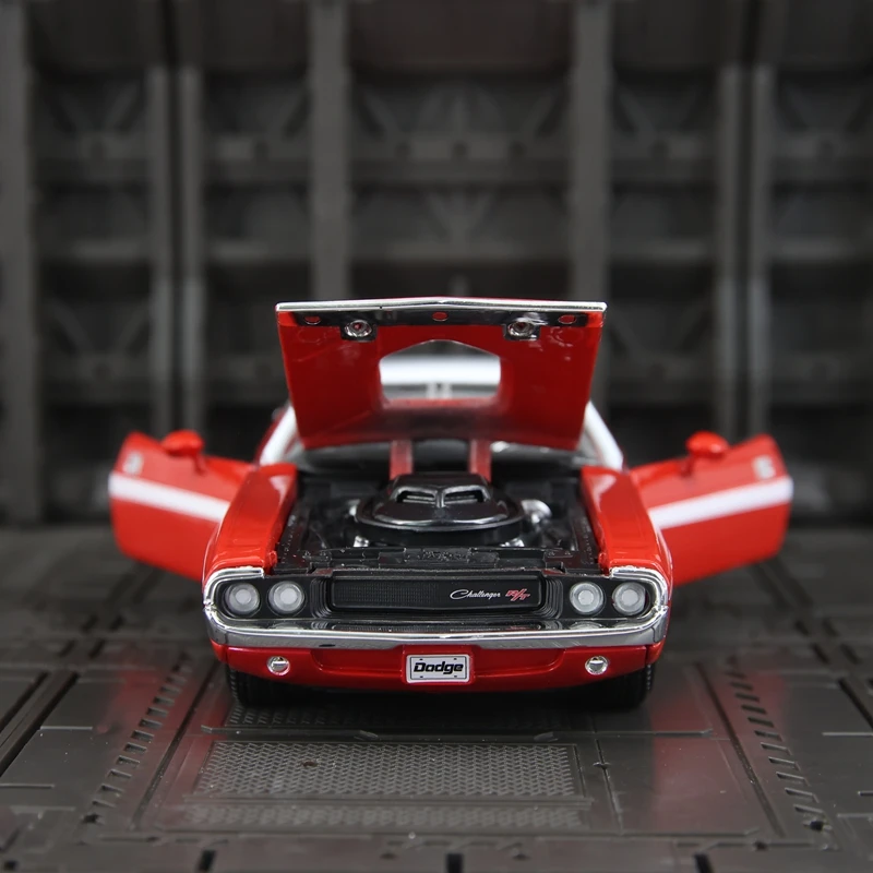 

Модель автомобиля Maisto 1:24 Dodge Challenger R/T Coupe из сплава, с открывающимися дверями, богатой детализацией и тонкой отделкой.