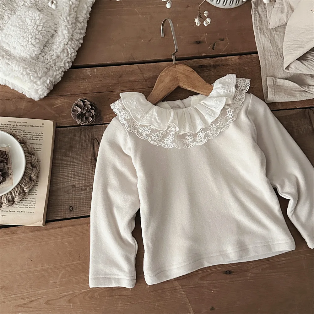 2025 invierno nuevo bebé niñas cuello de encaje camisas de fondo más terciopelo grueso infantil sólido polar cálido Tops ropa de algodón para niños pequeños