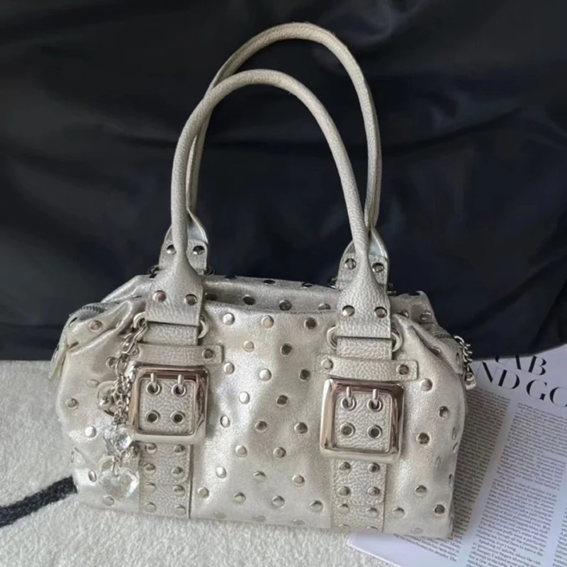 Gepunktete Nieten-Handtasche, Y2k Mädchen Metall-Nieten-Gürtelschnalle Motorrad-Biker-Boston-Tasche, Damen Retro-Unterarm-Schultertasche – Detail 8