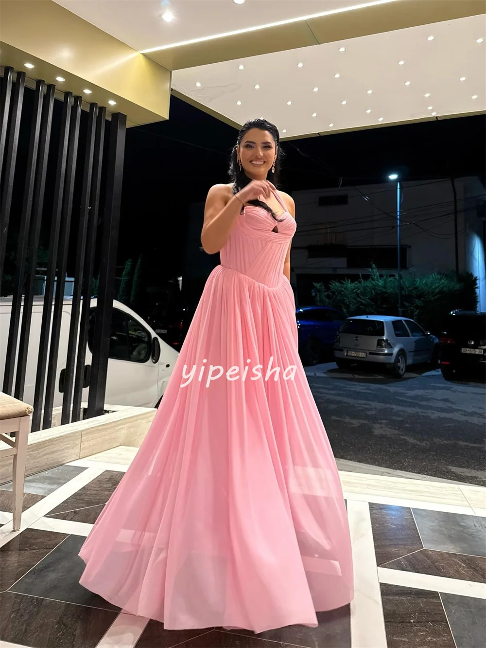 Abiti lunghi con scollo all'americana a trapezio con pieghe increspate in chiffon semplice abbinato su misura Abiti per occasioni su misura Taglie disponibili Stile moderno