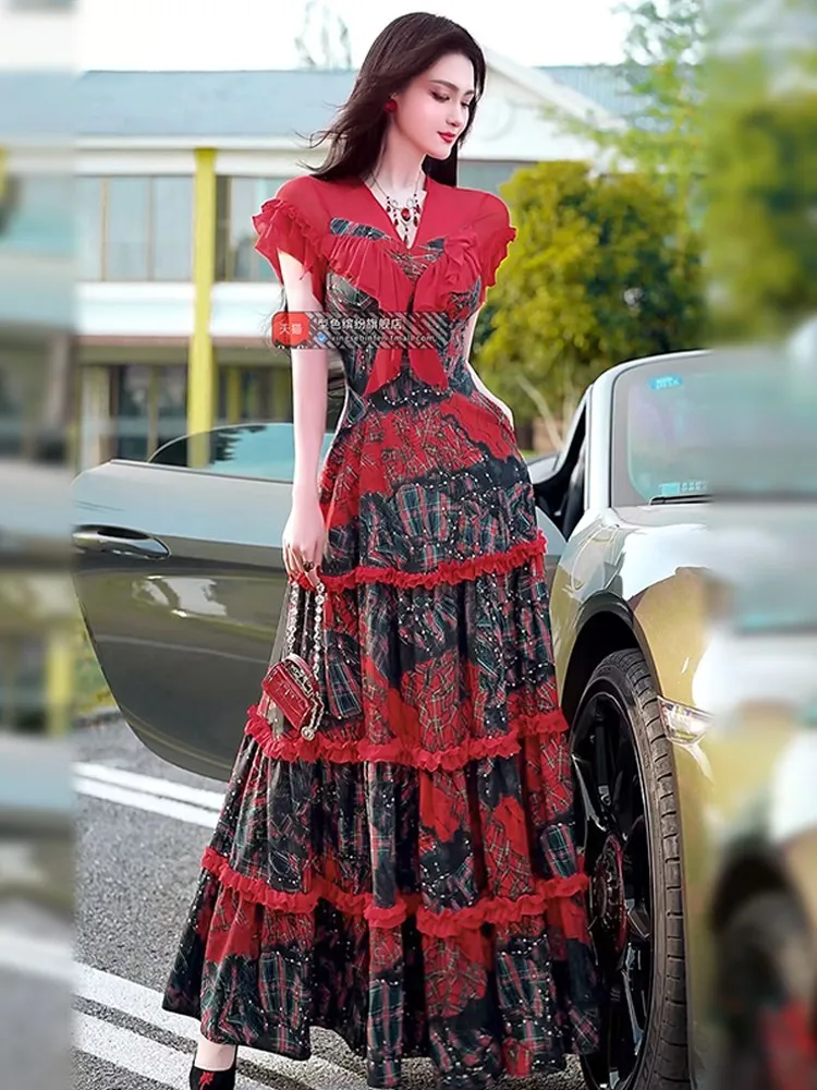 Um novo vestido longo com gola estampada em malha com cintura justa e comprimento até o joelho