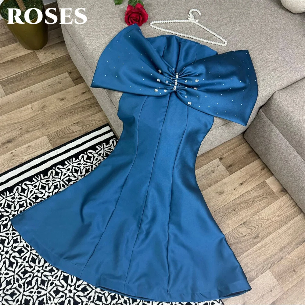 Sukienka wieczorowa bez ramiączek w kolorze niebieskim z kokardą, odkryte ramiona, suknia balowa typu syrena, formalna suknia na przyjęcie z kryształami, suknia balowa na zamówienie.