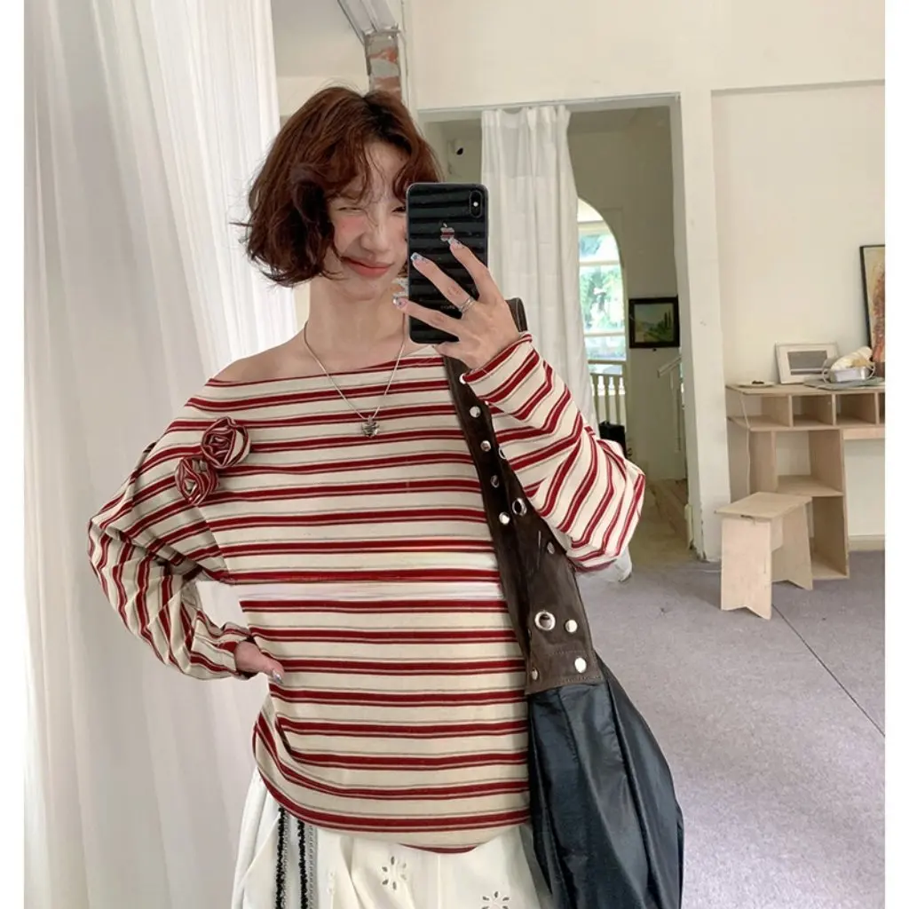 

Свободная женская футболка в полоску с длинными рукавами и французским милым стилем с цветочным декором на одно плечо от Benyan 82329