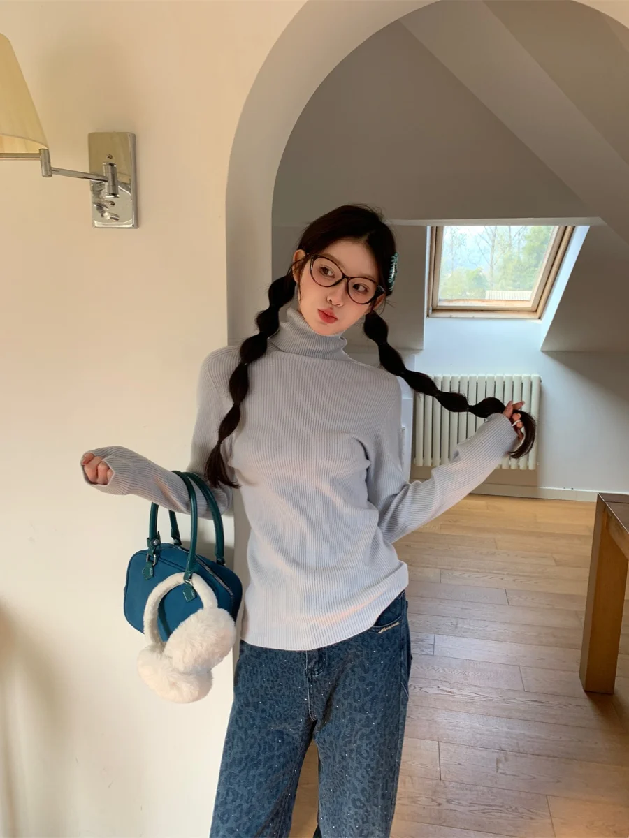 

Синий вязаный свитер с высоким воротником и эффектом похудения с джинсами с леопардовым принтом для женщин осень-зима