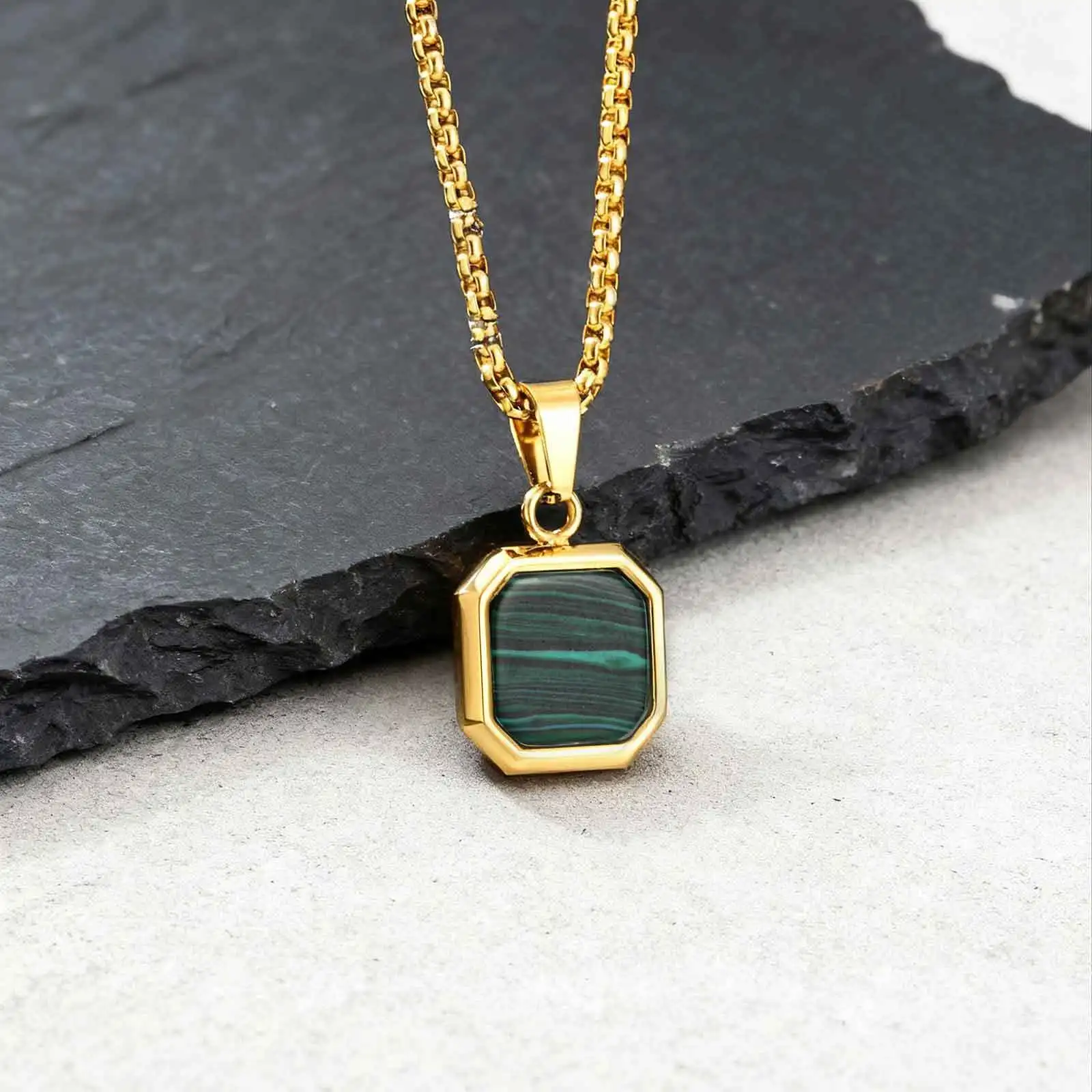 Trendige grüne quadratische Naturstein-Halskette für Männer, Edelstahl-Malachit-Anhänger-Halskette, minimalistische Geschenke für Ehemann und Papa – Detail 6