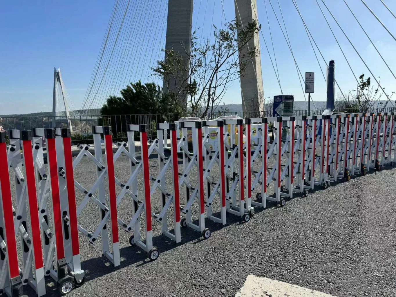 

Manual Expandable Security Road Block Barricade Aluminium Steel Bollard For Outdoor Concerts Retractable PE Traffic Barriers